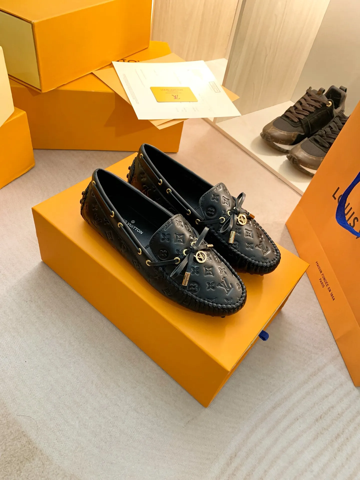 p460💰Couple model❤️🇫🇷 𝙇𝙤𝙪𝙞𝙨 𝙑𝙪𝙞𝙩𝙩𝙤𝙣 🇫🇷Louis Vuitton 2023 Classic𝓛𝓿 𝓣𝓻𝓪𝓲𝓷𝓮𝓻 Sports Series ➪➪➪¯ [Arizona Doudou Shoes Series] ▪️▪️▪️Arizona slip-on shoes are made of Monogram Eclipse canvas. Its hand-painted and dyed edges and hand-sewn uppers fully demonstrate Louis Vuitton's traditional shoemaking craftsmanship. This slip-on shoe is very lightweight. The integrated tongue and upper make it particularly comfortable and flexible. The soft outsole is equipped with rubber padding. Decorated with matching sash. Detailed features: ☑️Monogram Eclipse canvas ☑️Black Eclipse pattern ☑️Hand-painted shoe edges ☑️Hand-sewn uppers (each pair takes time to process) ☑️Integrated tongue and upper construction ☑️Outsole equipped with rubber lining ☑️size: 35_46